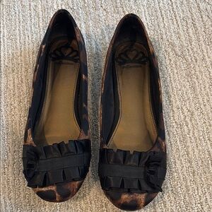 So cute and comfortable! Animal print flats w/satin bow, ribbon. Worn once.
